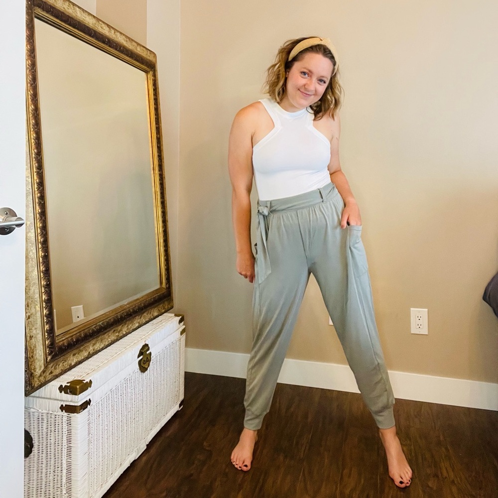 3/ $25 🖤 Aerie Front Tie Joggers (small stain as shown)